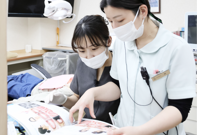 マイクロスコープを使用した精密治療の様子